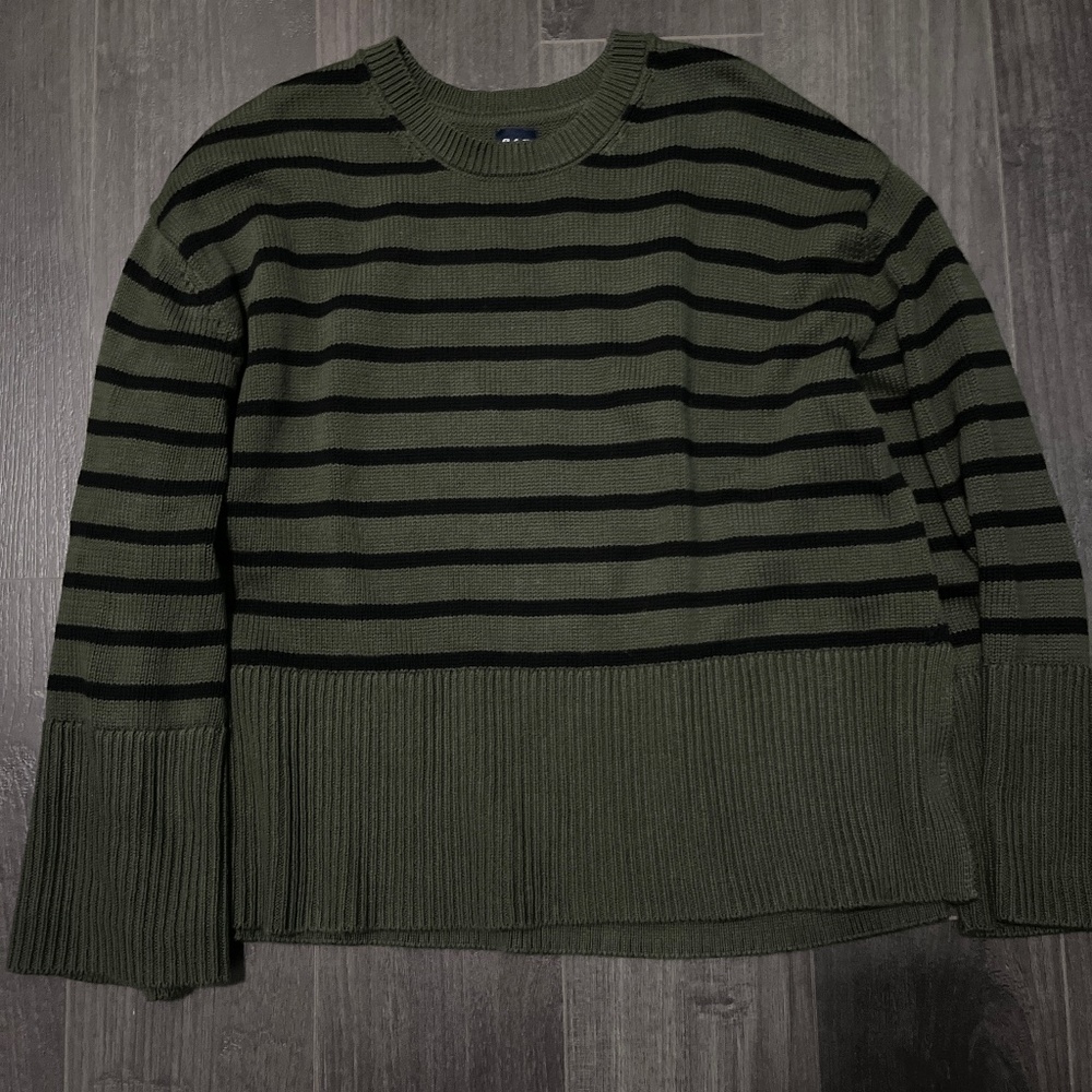 Gap crewneck sweater